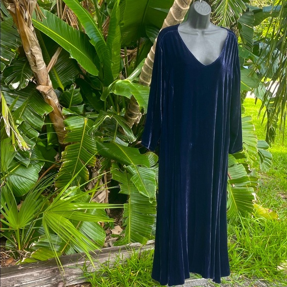 Eileen Fisher velvet scoop neck mid/ax dress - Picture 1 of 7